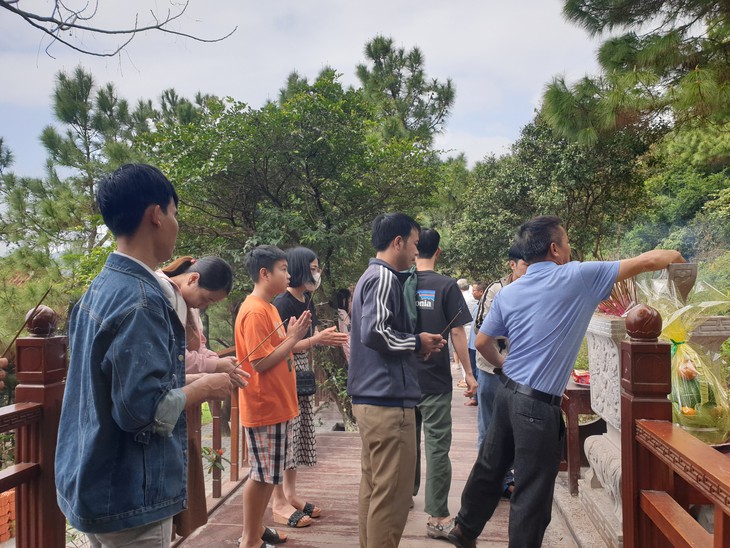 Dòng người dâng hương viếng mộ Đại tướng Võ Nguyên Giáp dịp đầu Xuân- Ảnh 2.