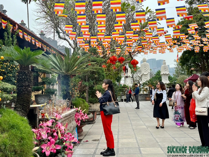 Ngày đầu tiên đi làm sau Tết, chùa Hà Nội tấp nập du khách- Ảnh 2.