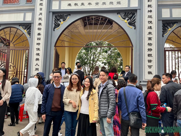 Ngày đầu tiên đi làm sau Tết, chùa Hà Nội tấp nập du khách- Ảnh 6.