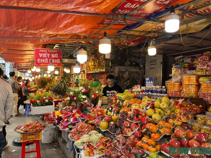 Ngày đầu tiên đi làm sau Tết, chùa Hà Nội tấp nập du khách- Ảnh 8.