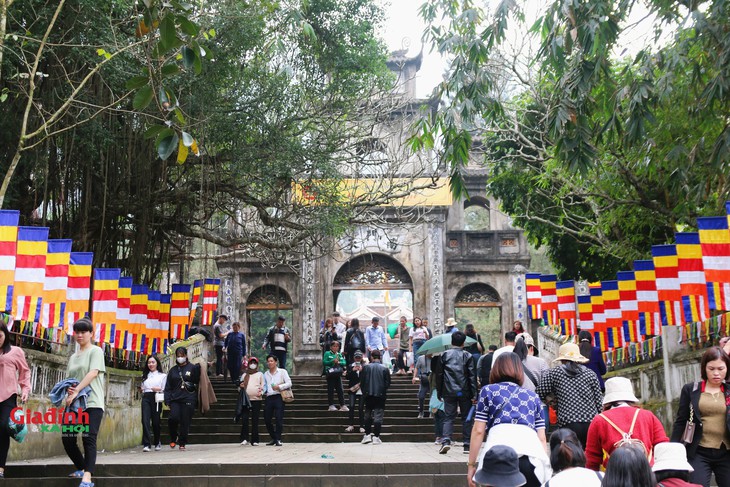 Ngày khai hội chùa Hương 2024 không còn cảnh chen lấn, người dân thong thả lễ chùa, cầu an- Ảnh 1.