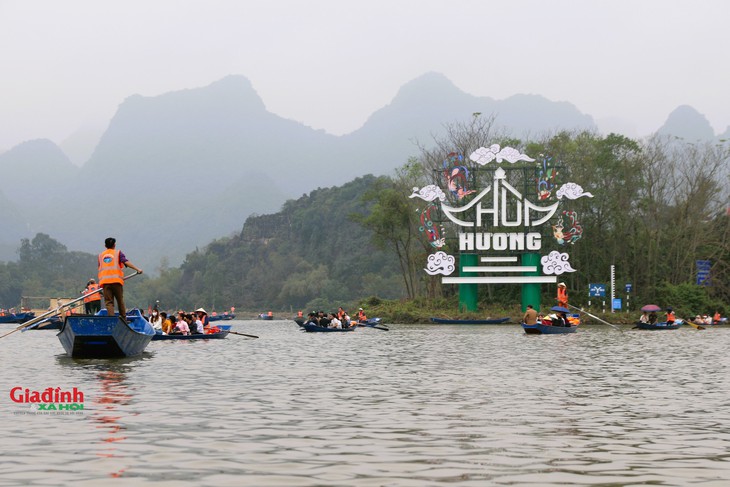Ngày khai hội chùa Hương 2024 không còn cảnh chen lấn, người dân thong thả lễ chùa, cầu an- Ảnh 2.