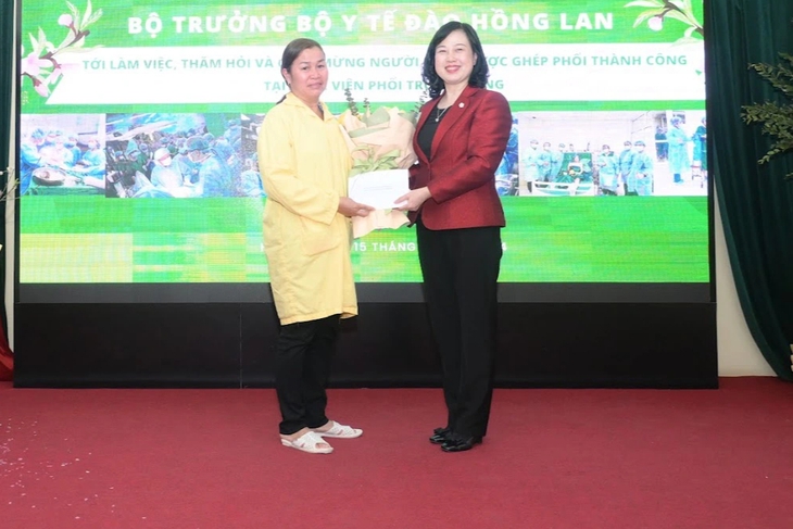 Bộ trưởng Bộ Y tế Đào Hồng Lan thăm và chúc Tết bệnh nhân vừa được ghép phổi từ người cho chết não- Ảnh 5. Bộ trưởng Bộ Y tế Đào Hồng Lan thăm và chúc Tết bệnh nhân vừa được ghép phổi từ người cho chết não- Ảnh 5.