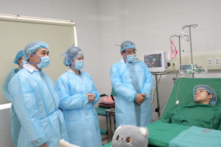 Bộ trưởng Bộ Y tế Đào Hồng Lan thăm và chúc Tết bệnh nhân vừa được ghép phổi từ người cho chết não- Ảnh 3. Bộ trưởng Bộ Y tế Đào Hồng Lan thăm và chúc Tết bệnh nhân vừa được ghép phổi từ người cho chết não- Ảnh 3.