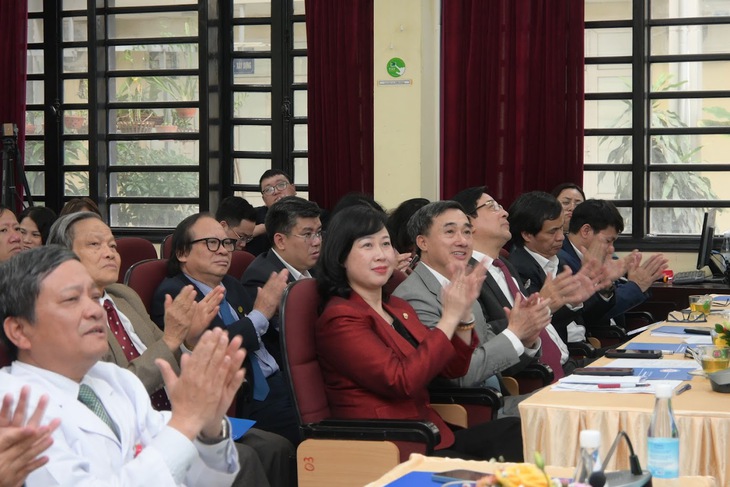 Bộ trưởng Bộ Y tế Đào Hồng Lan thăm và chúc Tết bệnh nhân vừa được ghép phổi từ người cho chết não- Ảnh 4. Bộ trưởng Bộ Y tế Đào Hồng Lan thăm và chúc Tết bệnh nhân vừa được ghép phổi từ người cho chết não- Ảnh 4.