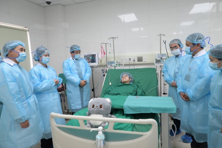 Bộ trưởng Bộ Y tế Đào Hồng Lan thăm và chúc Tết bệnh nhân vừa được ghép phổi từ người cho chết não- Ảnh 2. Bộ trưởng Bộ Y tế Đào Hồng Lan thăm và chúc Tết bệnh nhân vừa được ghép phổi từ người cho chết não- Ảnh 2.