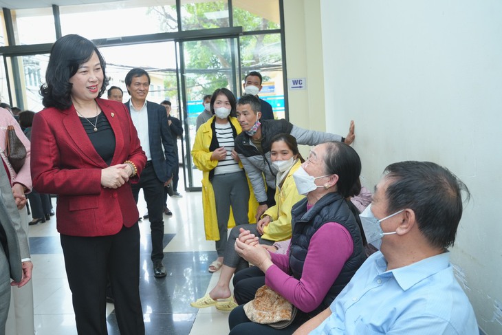 Bộ trưởng Bộ Y tế Đào Hồng Lan thăm và chúc Tết bệnh nhân vừa được ghép phổi từ người cho chết não- Ảnh 1. Bộ trưởng Bộ Y tế Đào Hồng Lan thăm và chúc Tết bệnh nhân vừa được ghép phổi từ người cho chết não- Ảnh 1.