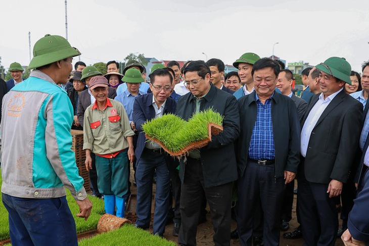 Thủ tướng Phạm Minh Chính trực tiếp xuống đồng lái máy cấy cùng nông dân Hải Dương- Ảnh 1. Thủ tướng Phạm Minh Chính trực tiếp xuống đồng lái máy cấy cùng nông dân Hải Dương- Ảnh 1.