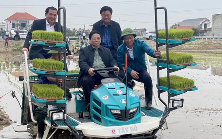 Thủ tướng Phạm Minh Chính trực tiếp xuống đồng lái máy cấy cùng nông dân Hải Dương