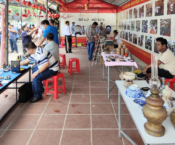 Đầu xuân đến chợ nghe kể chuyện đồ cổ, đồ xưa- Ảnh 1.