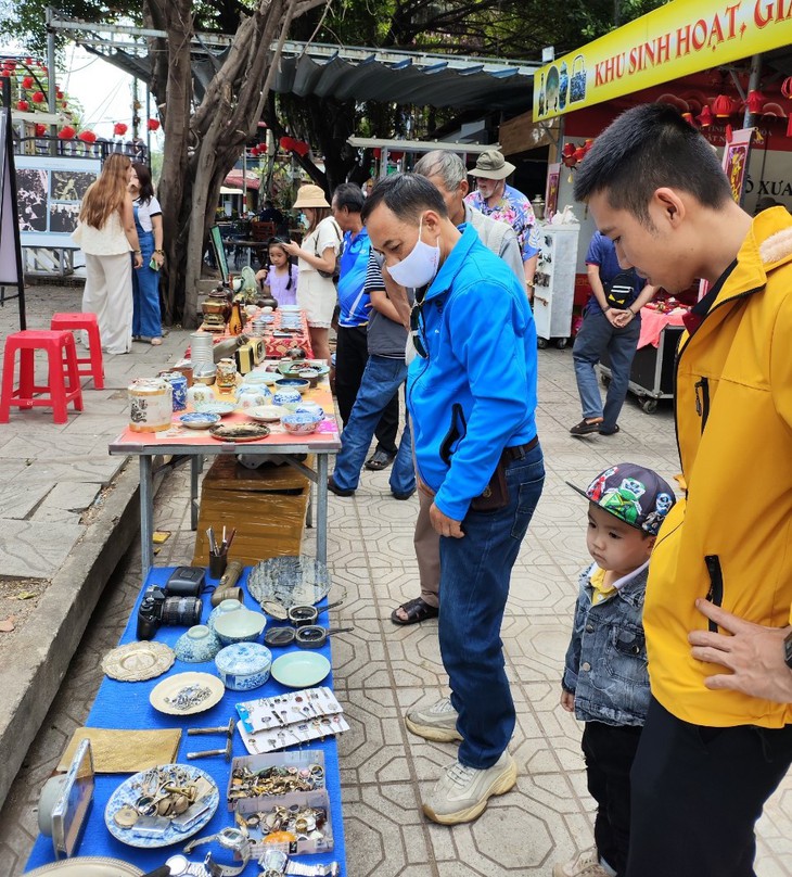 Đầu xuân đến chợ nghe kể chuyện đồ cổ, đồ xưa- Ảnh 2.