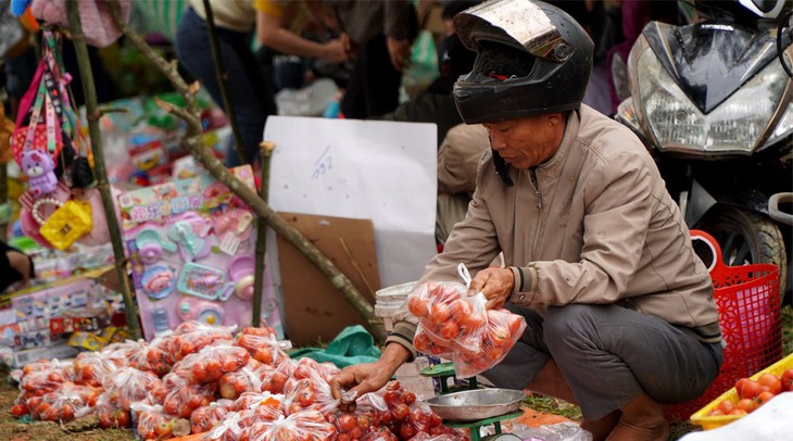 Độc đáo phiên chợ ném nhiều cà chua lên người để cầu tài lộc- Ảnh 3.