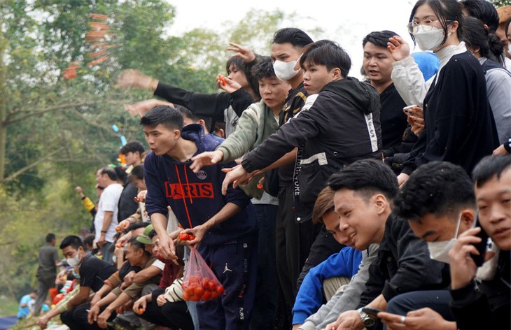 Độc đáo phiên chợ ném nhiều cà chua lên người để cầu tài lộc- Ảnh 4.