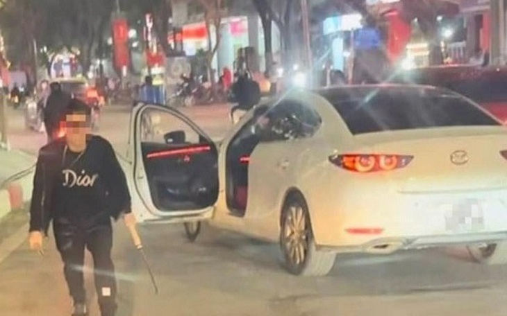 Công an triệu tập thanh niên nghi dùng dao chém hỏng lốp xe buýt