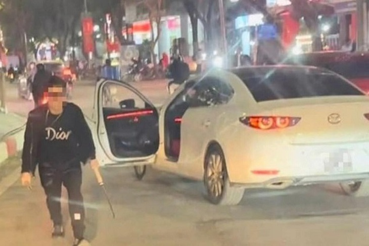 Công an triệu tập thanh niên nghi dùng dao chém hỏng lốp xe buýt - Ảnh 1.