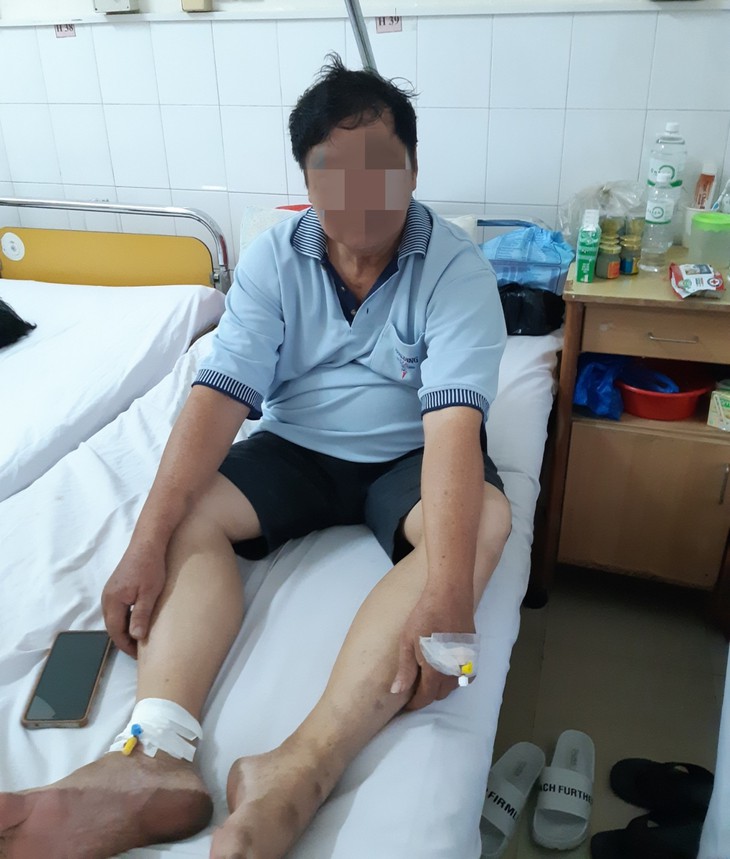 Bác sĩ xuyên Tết cứu thầy giáo bị 200 con ong đốt 
- Ảnh 1.