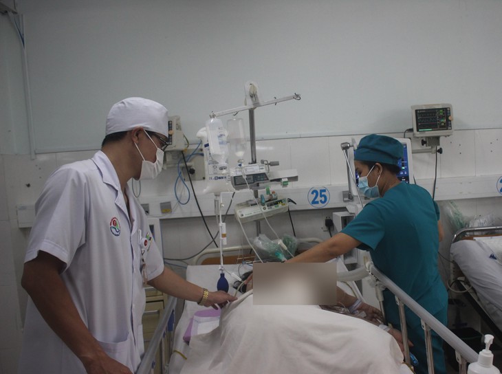 Bác sĩ xuyên Tết cứu thầy giáo bị 200 con ong đốt 
- Ảnh 2.