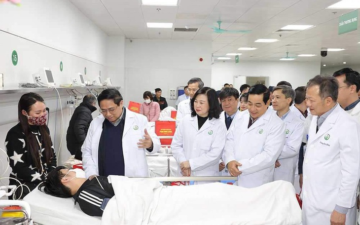 Thủ tướng biểu dương các bác sĩ, nhân viên y tế trực cấp cứu, điều trị người bệnh xuyên Tết