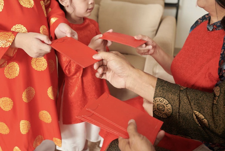 Cha mẹ có được tiêu tiền lì xì của con không?- Ảnh 1. Cha mẹ có được tiêu tiền lì xì của con không?- Ảnh 1.