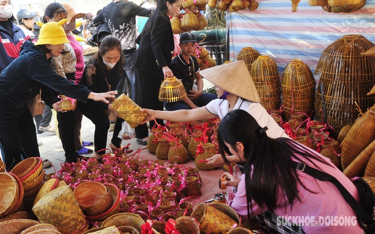 Dòng người ùn ùn đổ về phiên chợ mua may bán rủi