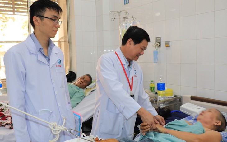 Kích hoạt báo động đỏ, cứu người đi bộ qua đường bị xe máy kéo lê 30m