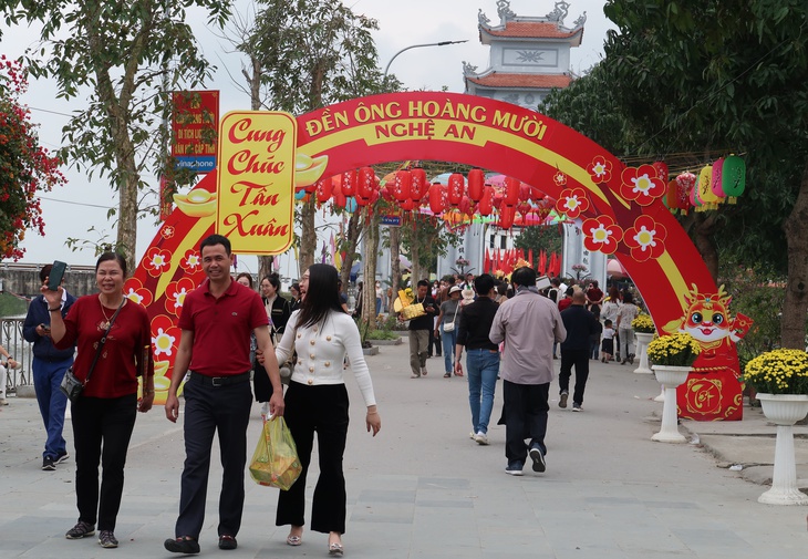 Xử phạt người "biển thủ" tiền công đức tại đền
- Ảnh 2.