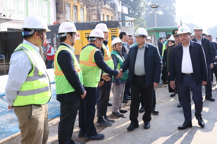 Thủ tướng biểu dương các bác sĩ, nhân viên y tế trực cấp cứu, điều trị người bệnh xuyên Tết- Ảnh 3. Thủ tướng biểu dương các bác sĩ, nhân viên y tế trực cấp cứu, điều trị người bệnh xuyên Tết- Ảnh 3.
