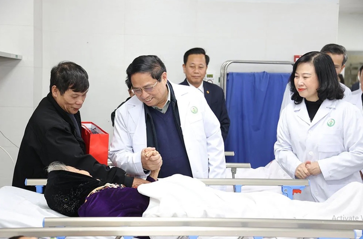 Thủ tướng biểu dương các bác sĩ, nhân viên y tế trực cấp cứu, điều trị người bệnh xuyên Tết- Ảnh 1. Thủ tướng biểu dương các bác sĩ, nhân viên y tế trực cấp cứu, điều trị người bệnh xuyên Tết- Ảnh 1.