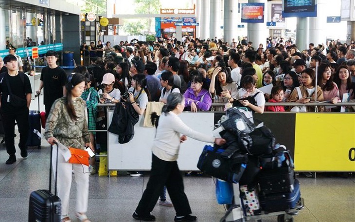 Kết thúc nghỉ Tết, sân bay vẫn đón lượng khách ‘khủng’ phá kỷ lục năm cũ