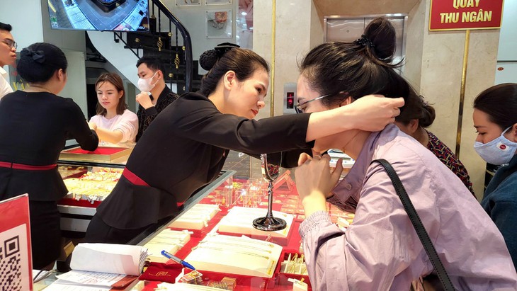 Người Hà Nội tấp nập đi mua vàng dù chưa đến ngày vía Thần tài- Ảnh 2.