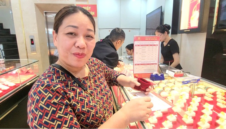 Người Hà Nội tấp nập đi mua vàng dù chưa đến ngày vía Thần tài- Ảnh 4.