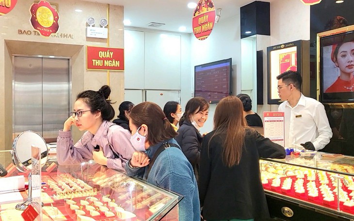 Người Hà Nội tấp nập đi mua vàng dù chưa đến ngày vía Thần tài