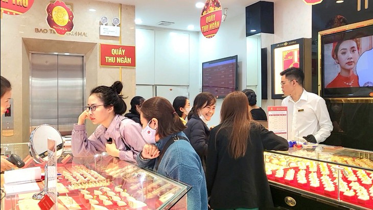 Người Hà Nội tấp nập đi mua vàng dù chưa đến ngày vía Thần tài- Ảnh 1.
