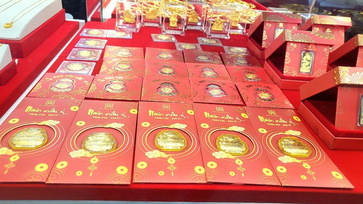 Người Hà Nội tấp nập đi mua vàng dù chưa đến ngày vía Thần tài- Ảnh 6.
