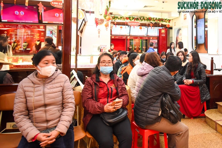 Cận cảnh linh vật chế tác tinh xảo bằng vàng ròng hút khách trước ngày vía Thần tài- Ảnh 2.