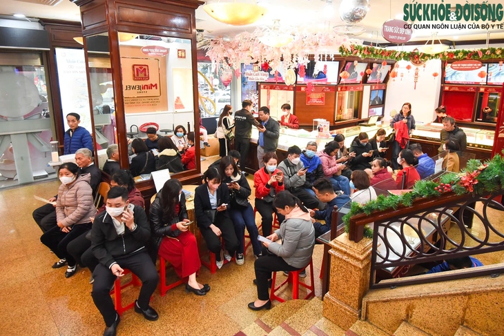 Cận cảnh linh vật chế tác tinh xảo bằng vàng ròng hút khách trước ngày vía Thần tài- Ảnh 3.