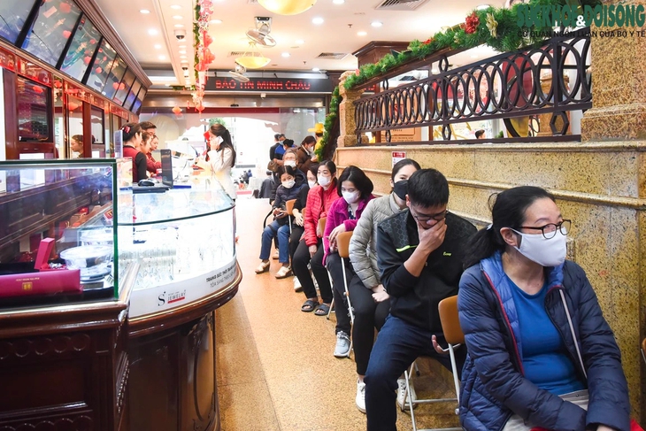 Cận cảnh linh vật chế tác tinh xảo bằng vàng ròng hút khách trước ngày vía Thần tài- Ảnh 4.