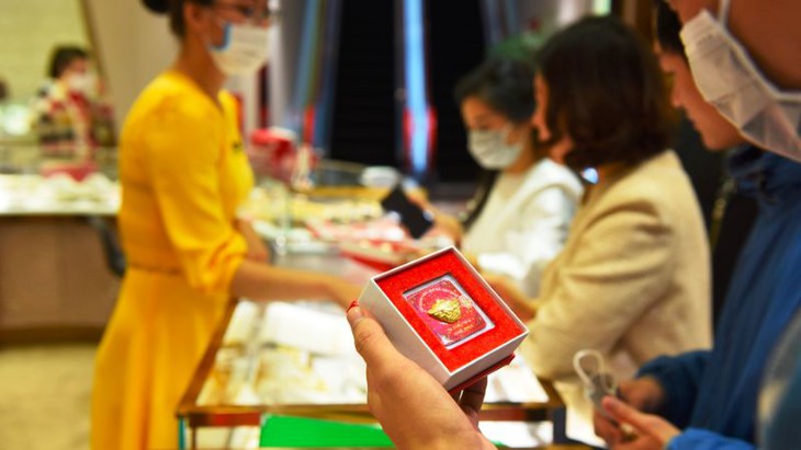 Chưa đến ngày Vía Thần tài mà tiệm vàng đã đông nghịt khách: Mua vàng thế nào để tài lộc, may mắn cả năm?- Ảnh 1.