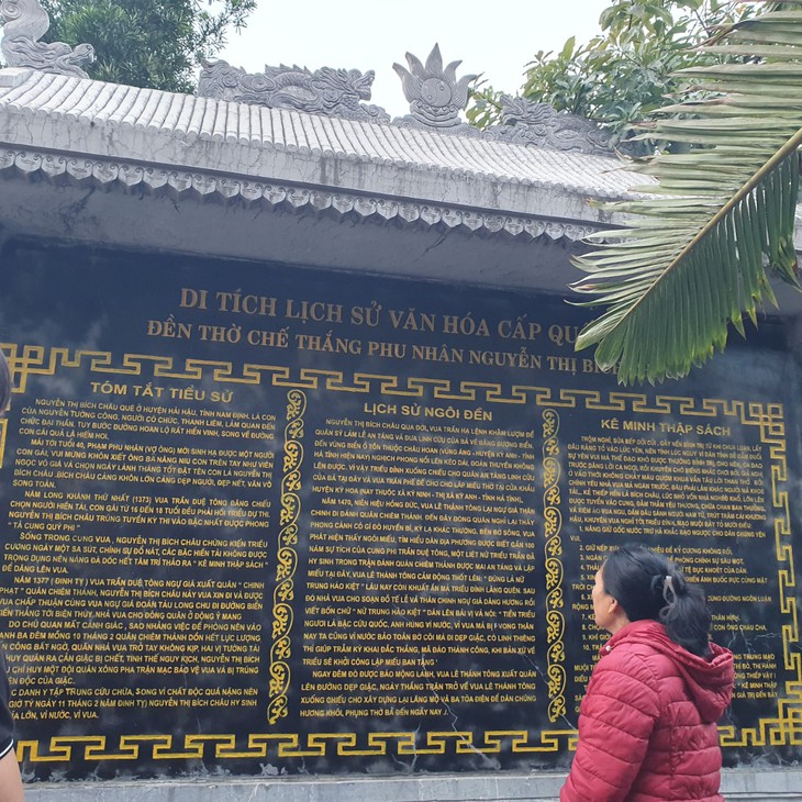 Hàng nghìn người chen chân cầu bình an ở đền Bà Hải- Ảnh 1.