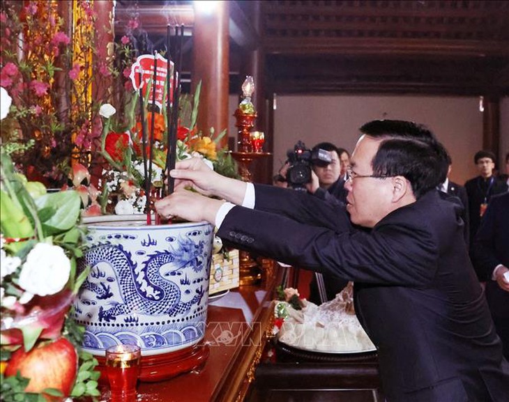 Chủ tịch nước dâng hương và khai bút đầu Xuân tại Khu lưu niệm Nguyễn Trãi- Ảnh 2.