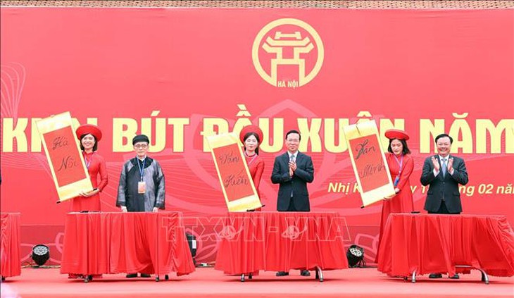 Chủ tịch nước dâng hương và khai bút đầu Xuân tại Khu lưu niệm Nguyễn Trãi- Ảnh 5.