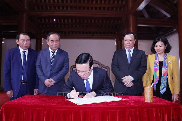 Chủ tịch nước dâng hương và khai bút đầu Xuân tại Khu lưu niệm Nguyễn Trãi- Ảnh 8.