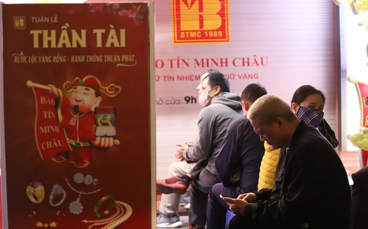 Người dân dậy từ 3h sáng để xếp hàng mua vàng ngày vía Thần tài