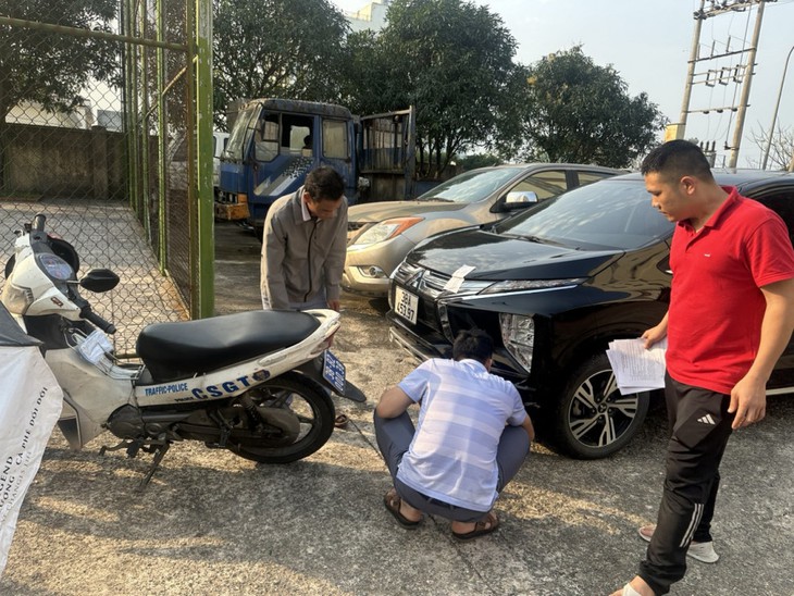 Đe dọa, lăng mạ cảnh sát khi bị yêu cầu kiểm tra nồng độ cồn- Ảnh 2.