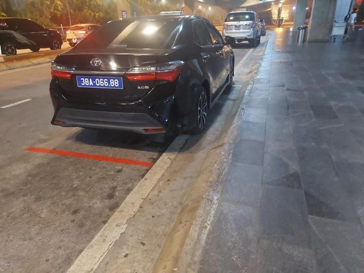 Dùng xe công đón con ở sân bay, Chủ tịch Hội Phụ nữ tỉnh Hà Tĩnh bị kiểm điểm- Ảnh 1. Dùng xe công đón con ở sân bay, Chủ tịch Hội Phụ nữ tỉnh Hà Tĩnh bị kiểm điểm- Ảnh 1.