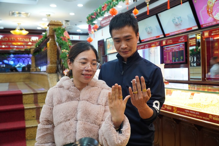 Giá vàng giảm trong ngày vía Thần tài nhưng nhiều cửa hàng vẫn vắng khách- Ảnh 13. Giá vàng giảm trong ngày vía Thần tài nhưng nhiều cửa hàng vẫn vắng khách- Ảnh 13.