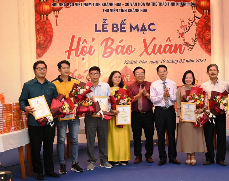 Tặng hàng ngàn tờ báo Tết cho quân, dân Trường Sa- Ảnh 2.