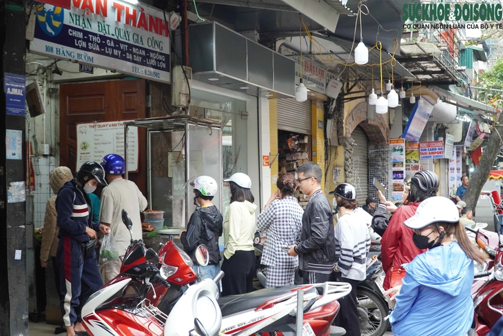 Người dân Hà Nội xếp hàng chờ mua thịt quay ngày vía Thần Tài- Ảnh 1.