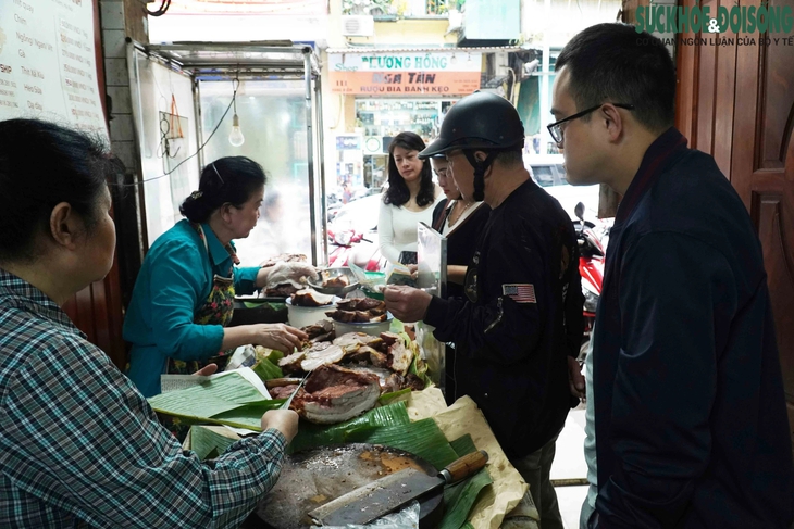Người dân Hà Nội xếp hàng chờ mua thịt quay ngày vía Thần Tài- Ảnh 2.