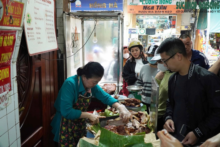 Người dân Hà Nội xếp hàng chờ mua thịt quay ngày vía Thần Tài- Ảnh 3.
